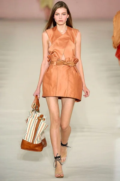 Look 16